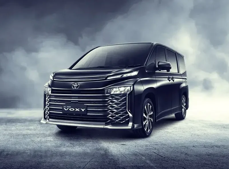toyota-voxy-front-angle-low-view-373951